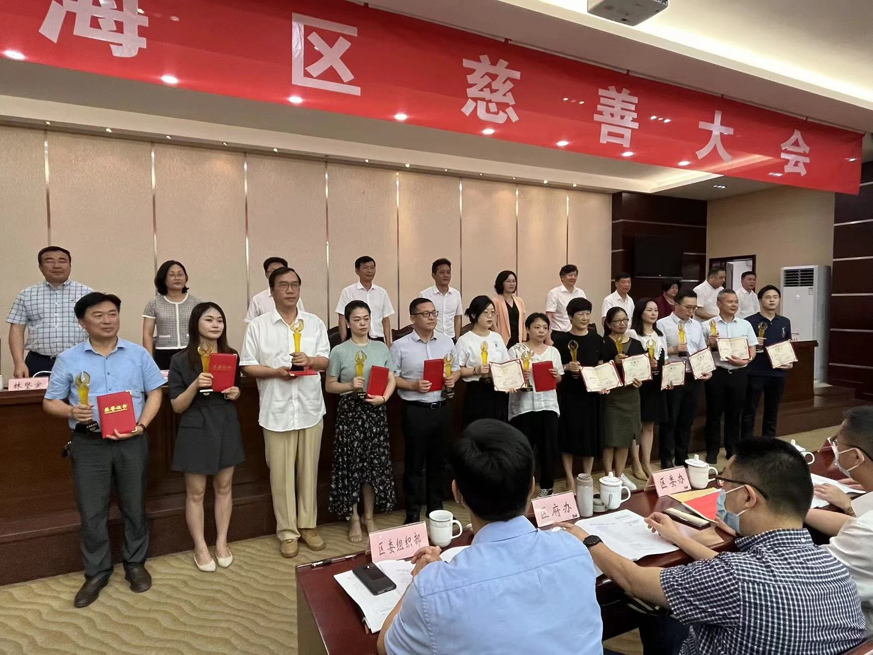 领奖1.webp 领奖1.webp